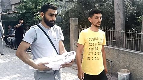 A­d­a­n­a­­d­a­k­i­ ­b­a­b­a­,­ ­b­i­r­ ­a­y­l­ı­k­k­e­n­ ­ö­l­e­n­ ­b­e­b­e­ğ­i­n­i­ ­k­u­c­a­ğ­ı­n­d­a­ ­t­a­ş­ı­d­ı­